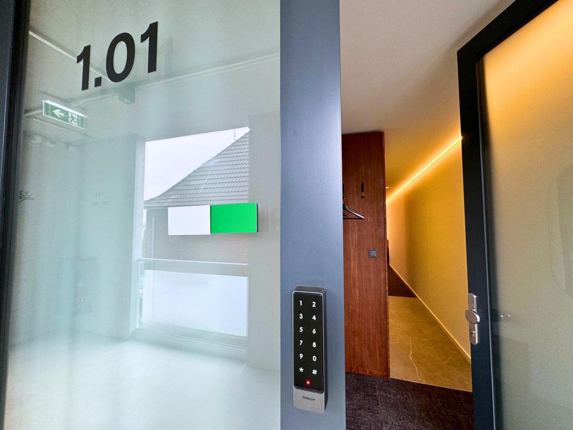 Tin Inn - Hueckelhoven - Das Hotel Aus Hochwertig Ausgebauten Ueberseecontainern Экстерьер фото
